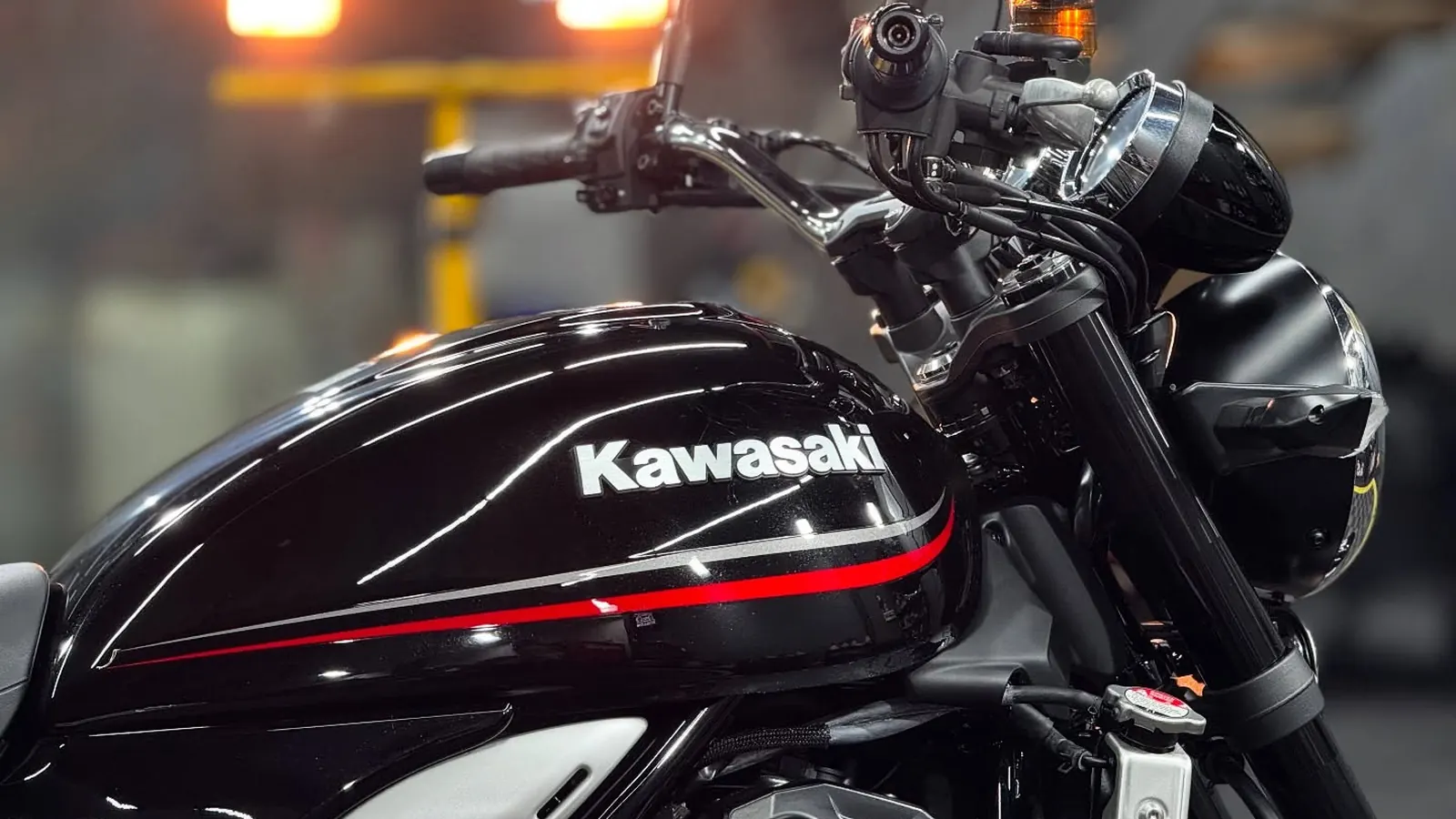Tanque de una Kawasaki negro y rojo con brillo de espejo