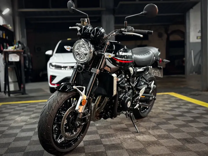Moto Kawasaki Z900RS negra con corrección de pintura y cerámico