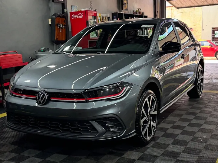 Volkswagen Polo GTS gris con tratamiento cerámico desde cero kilómetro