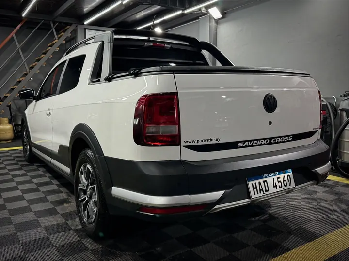 Volkswagen Saveiro blanca con tratamiento acrílico